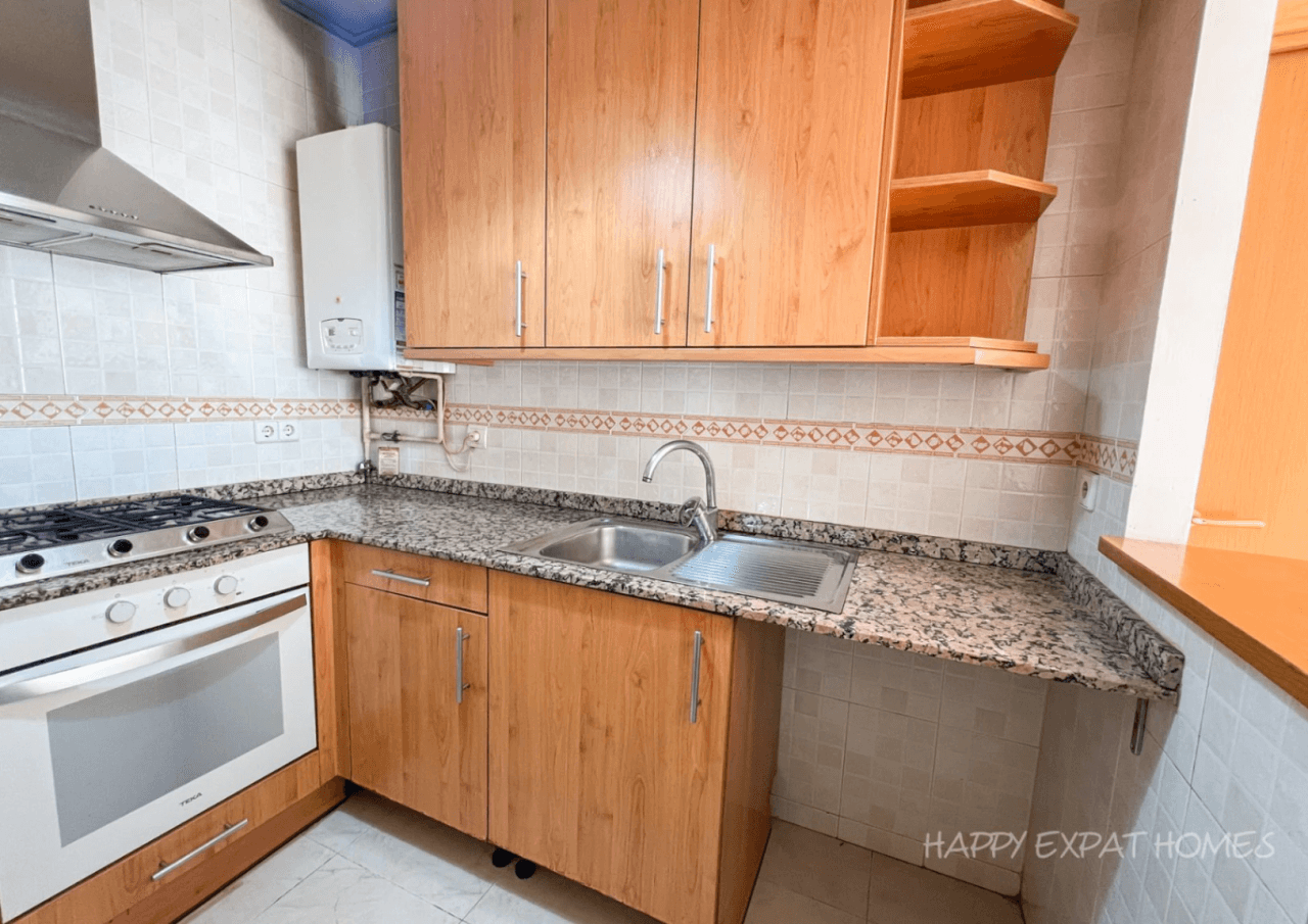 Bright 2-bedroom apartment with a large terrace.