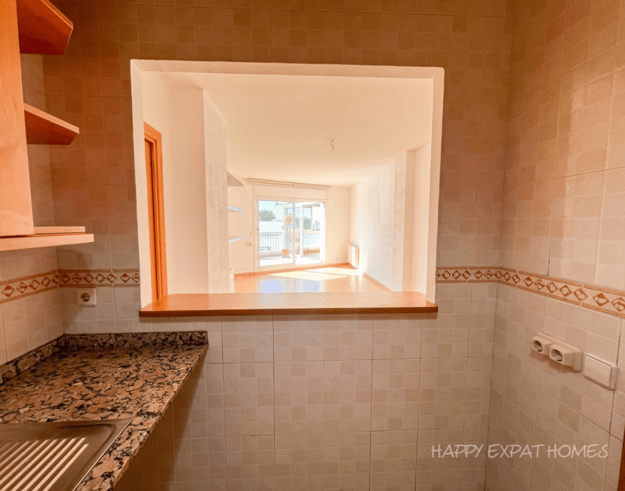 Bright 2-bedroom apartment with a large terrace.