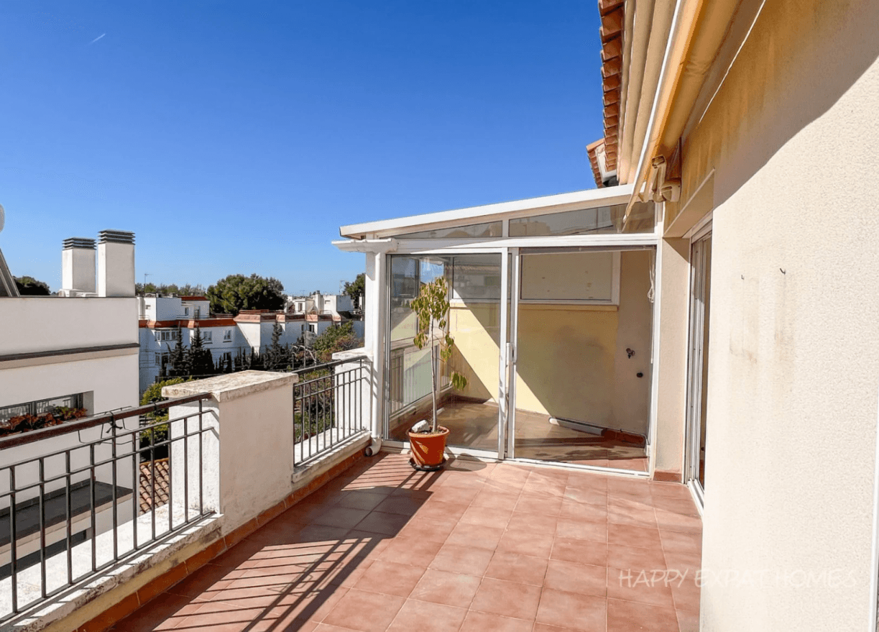 Bright 2-bedroom apartment with a large terrace.
