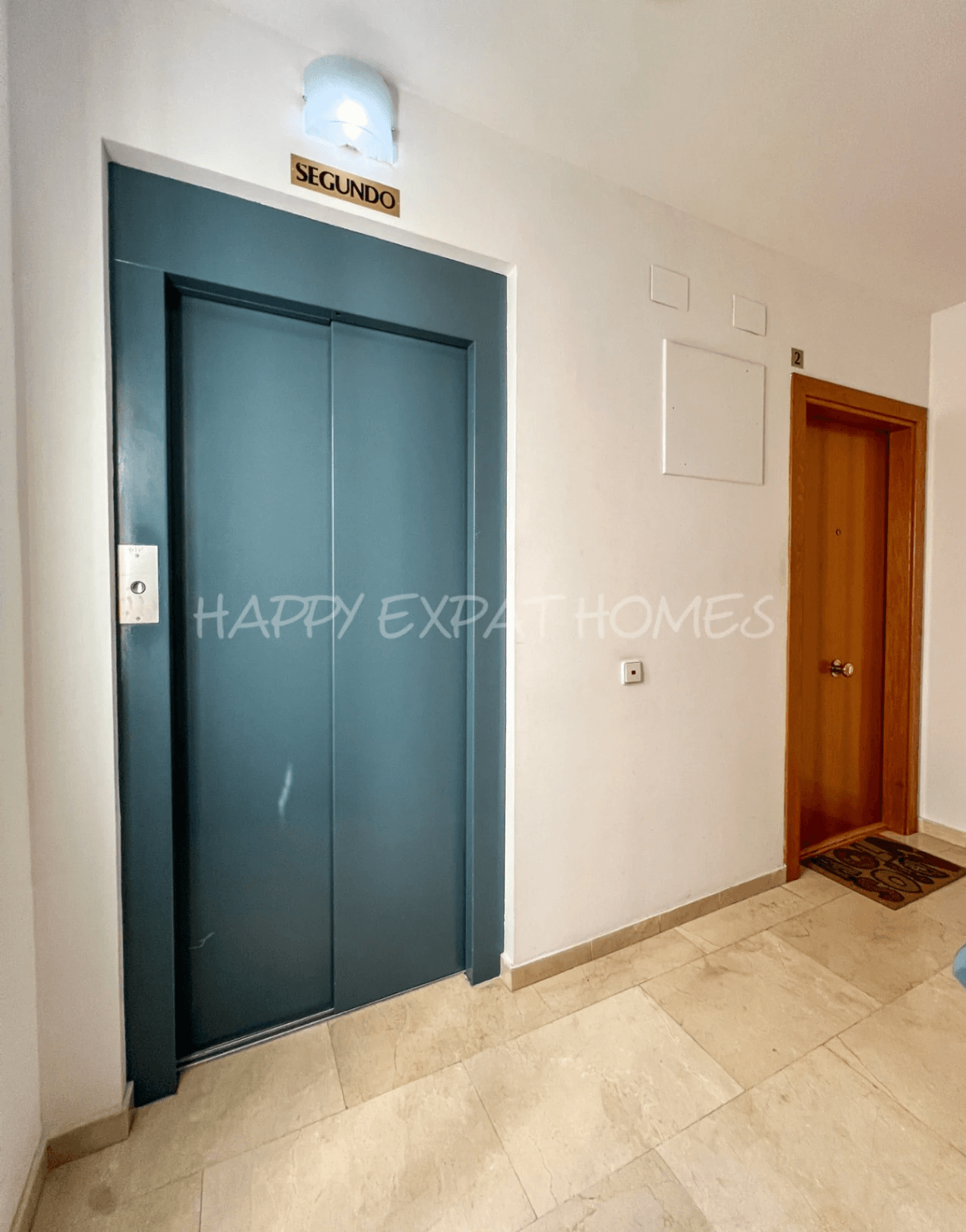 Bright 2-bedroom apartment with a large terrace.
