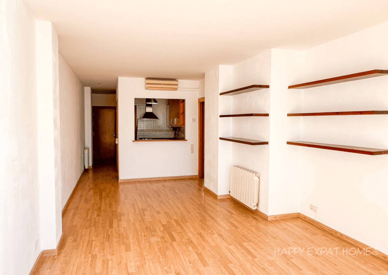 Bright 2-bedroom apartment with a large terrace.