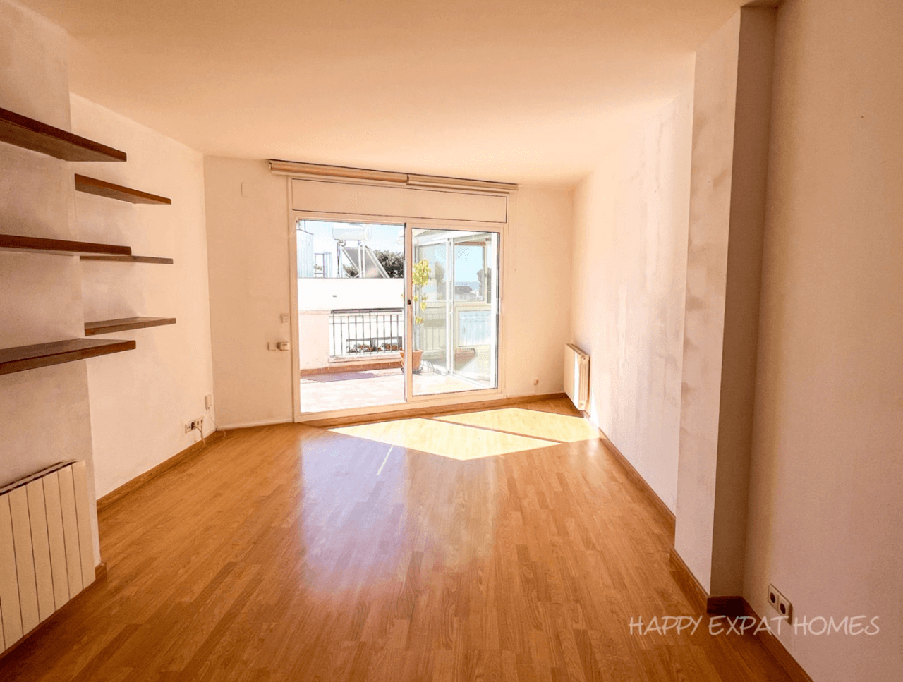 Bright 2-bedroom apartment with a large terrace.