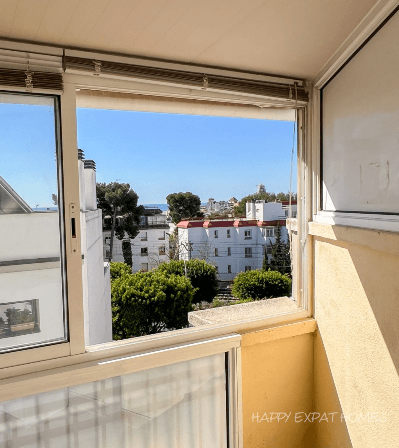 Bright 2-bedroom apartment with a large terrace.