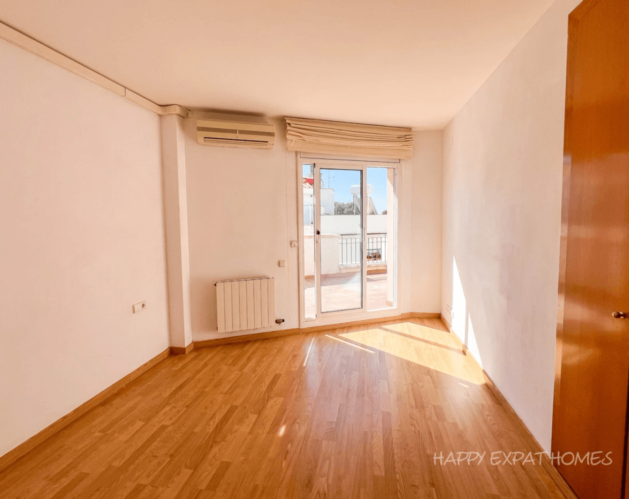 Bright 2-bedroom apartment with a large terrace.