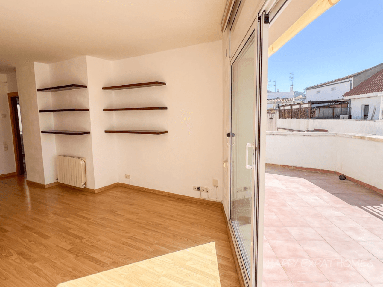 Bright 2-bedroom apartment with a large terrace.
