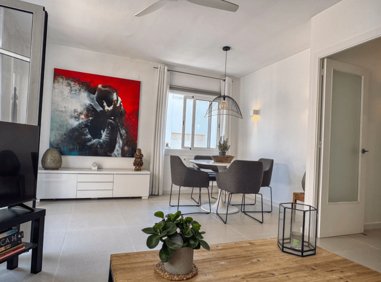 Bright & Quiet Apartment in the Heart of Town