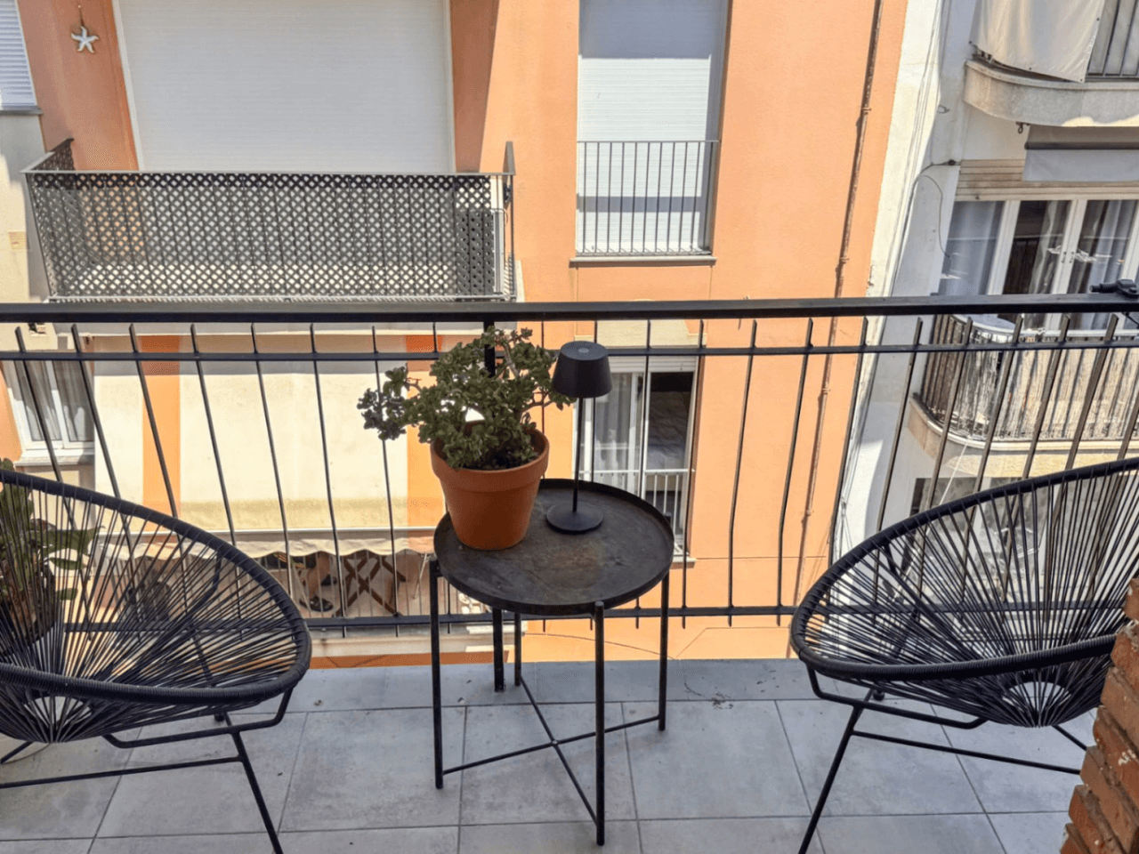 Bright & Quiet Apartment in the Heart of Town