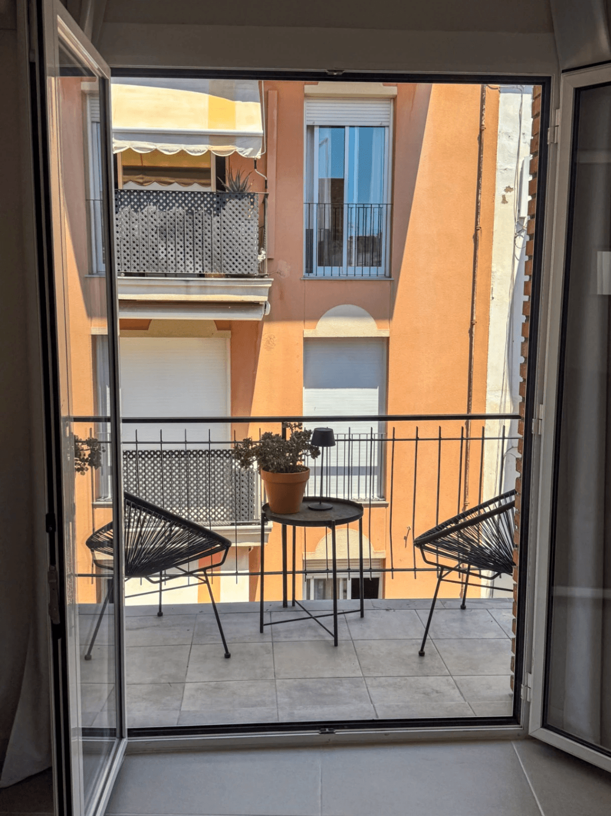 Bright & Quiet Apartment in the Heart of Town